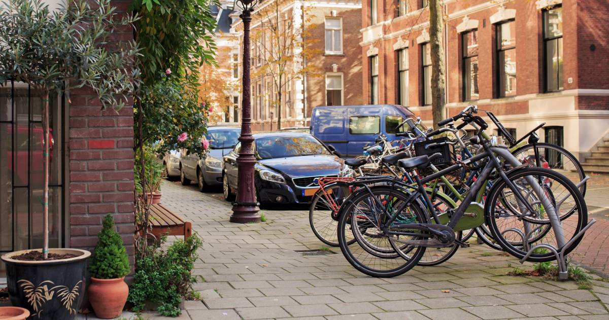 Straat met auto en fietsen