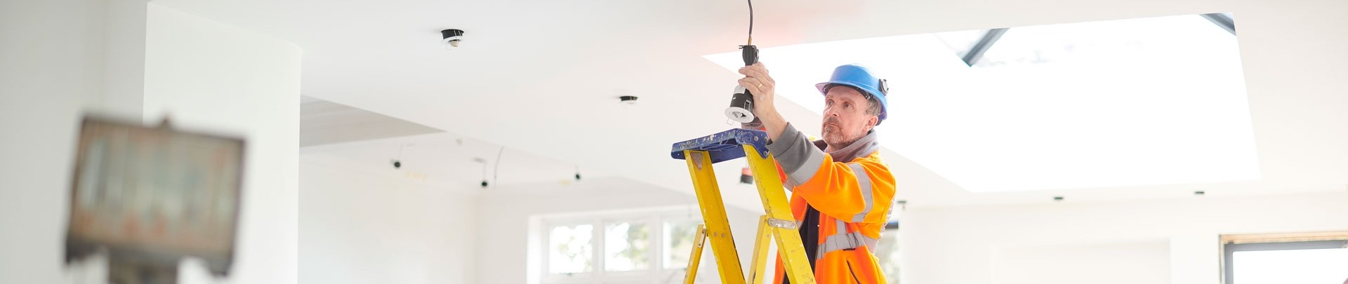 een elektricien is bezig met de bedrading in een huis